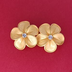 Elegant VINTAGE Gold Flower clip on Earrings